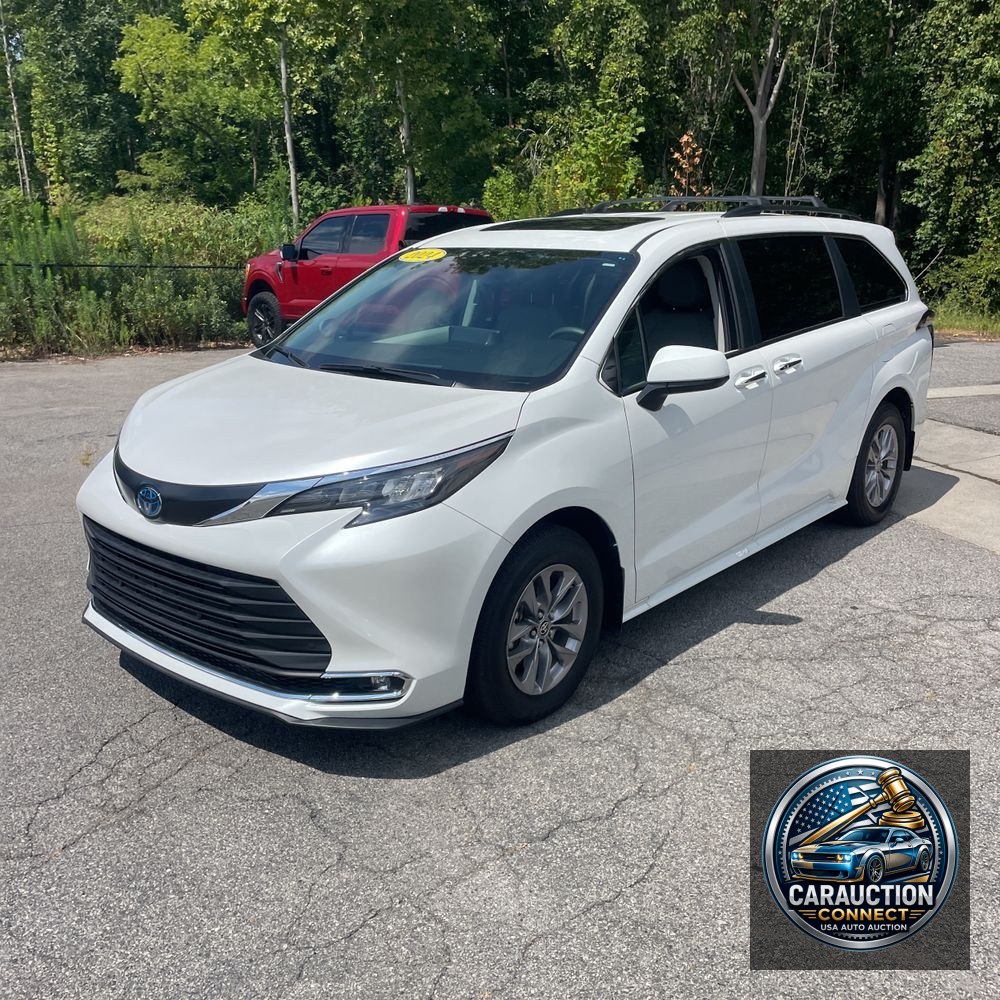 2024 Toyota Sienna XLE 8-Passenger