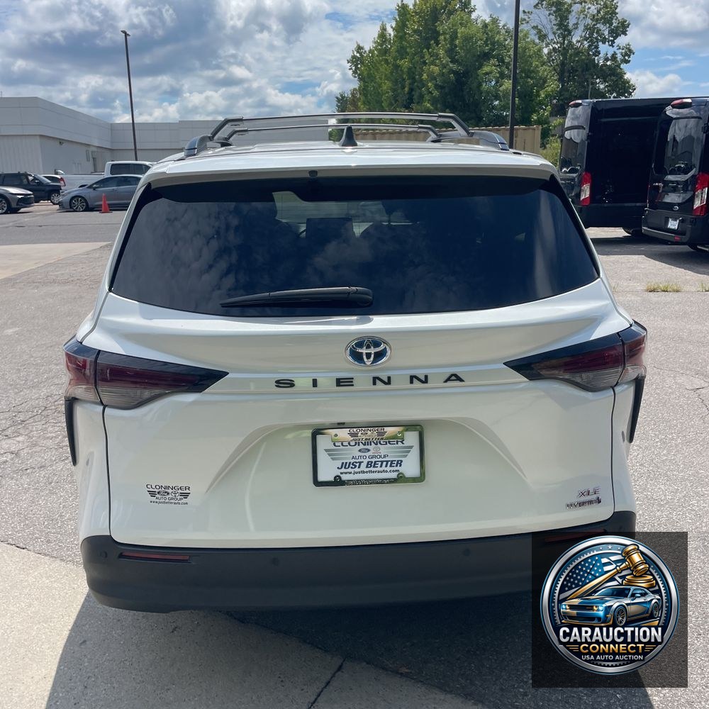 2024 Toyota Sienna XLE 8-Passenger