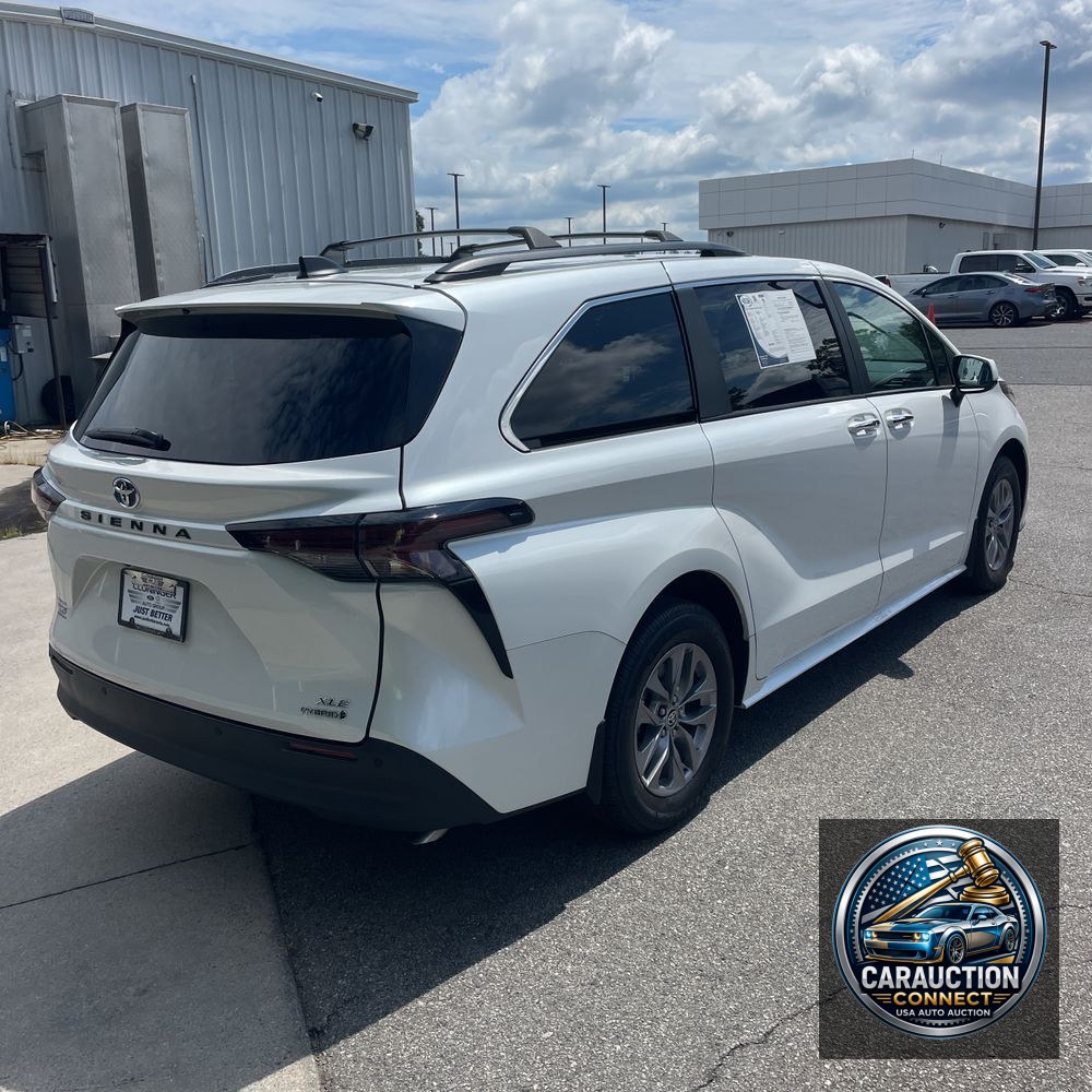 2024 Toyota Sienna XLE 8-Passenger