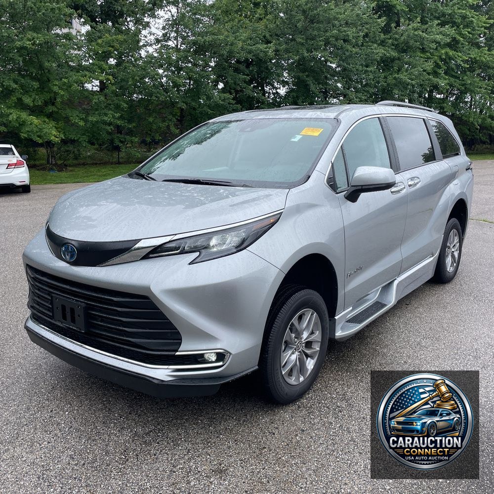 2024 Toyota Sienna XLE 8-Passenger