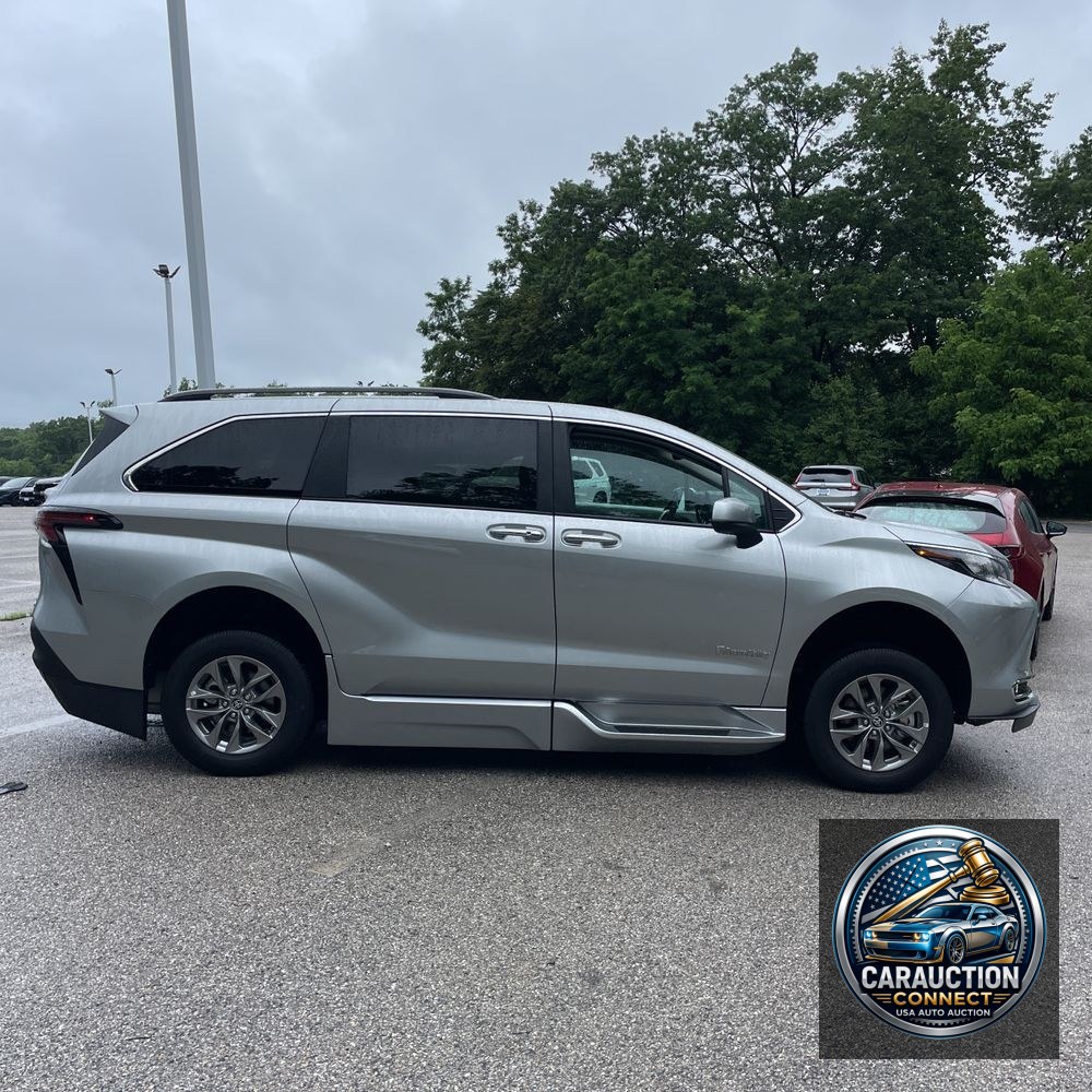 2024 Toyota Sienna XLE 8-Passenger
