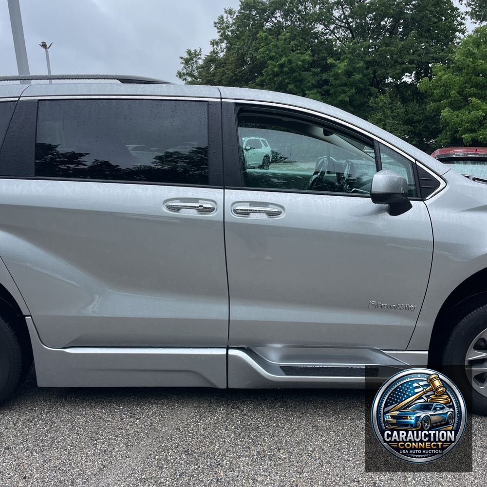 2024 Toyota Sienna XLE 8-Passenger