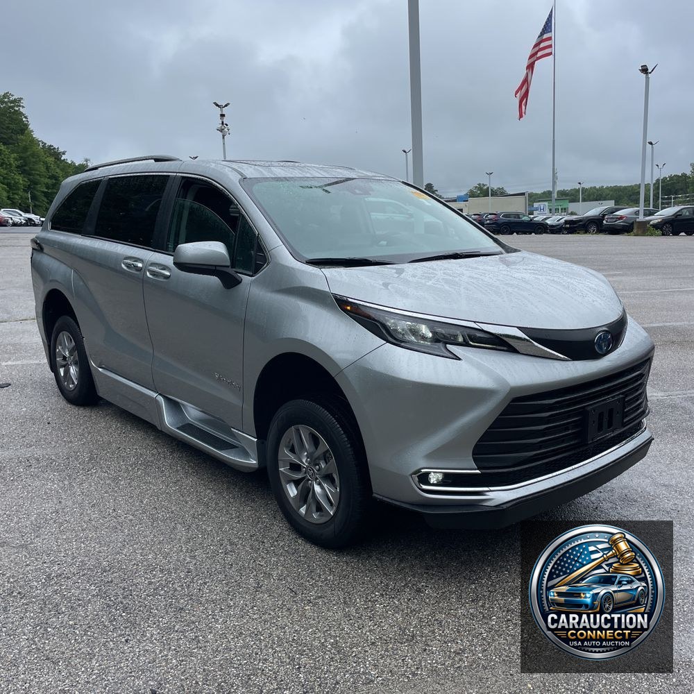 2024 Toyota Sienna XLE 8-Passenger