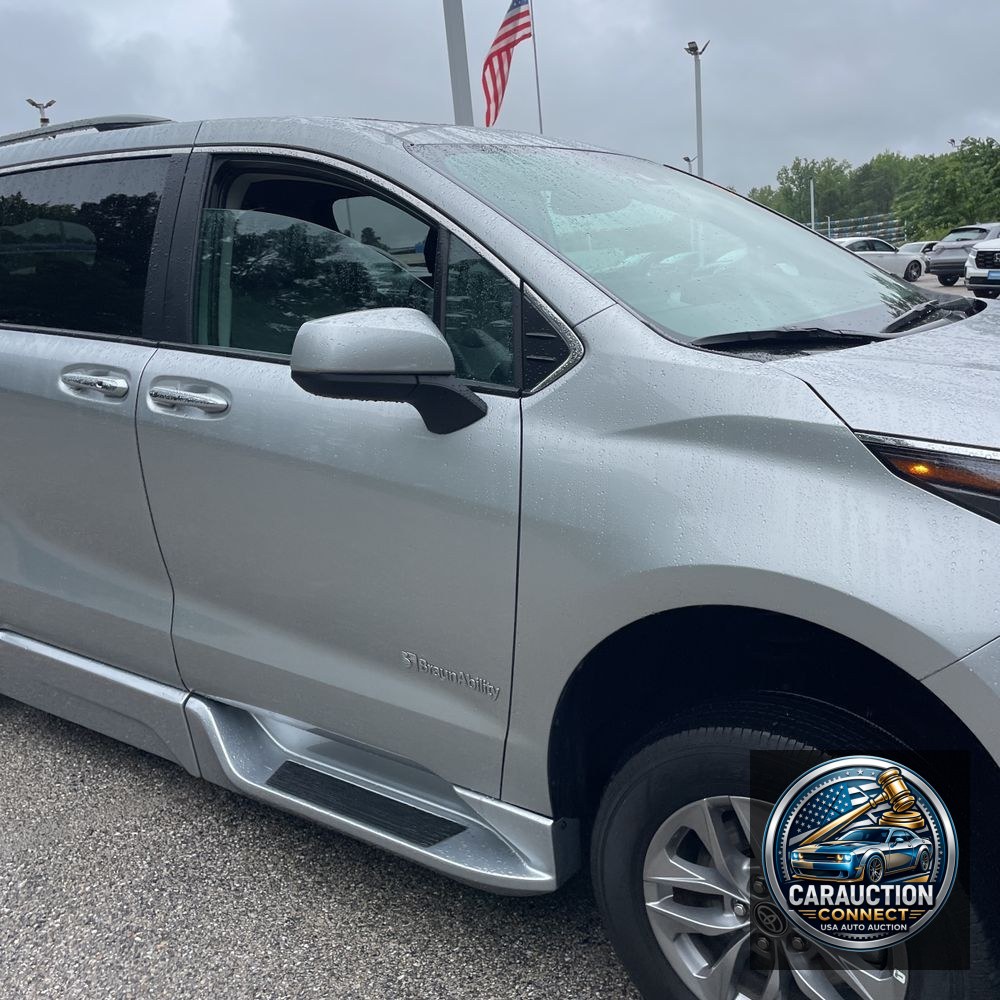 2024 Toyota Sienna XLE 8-Passenger