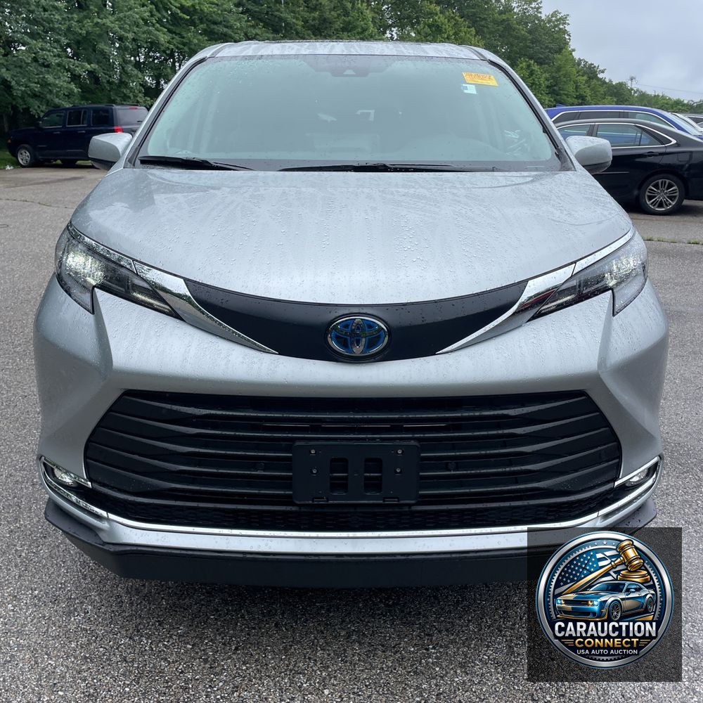 2024 Toyota Sienna XLE 8-Passenger