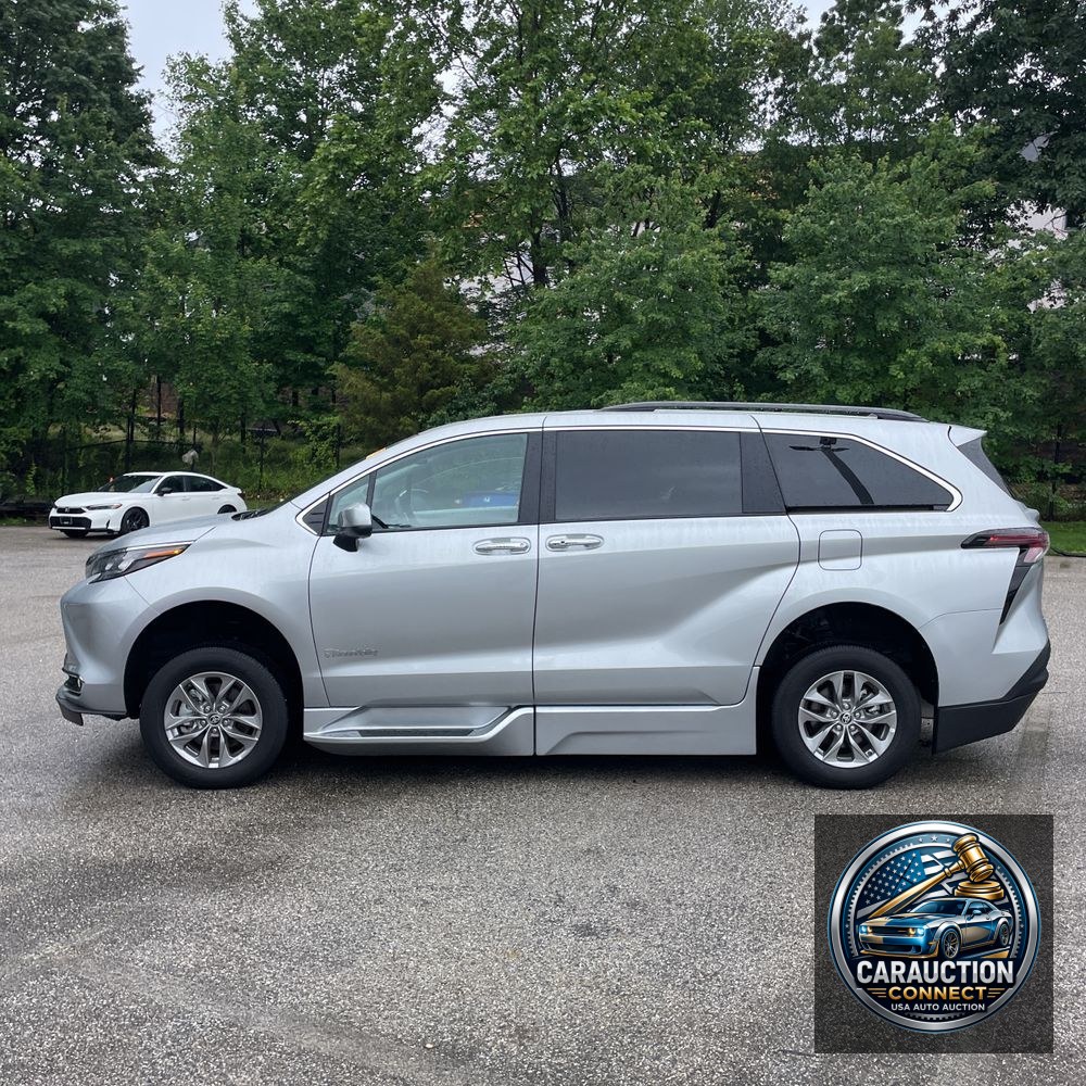 2024 Toyota Sienna XLE 8-Passenger