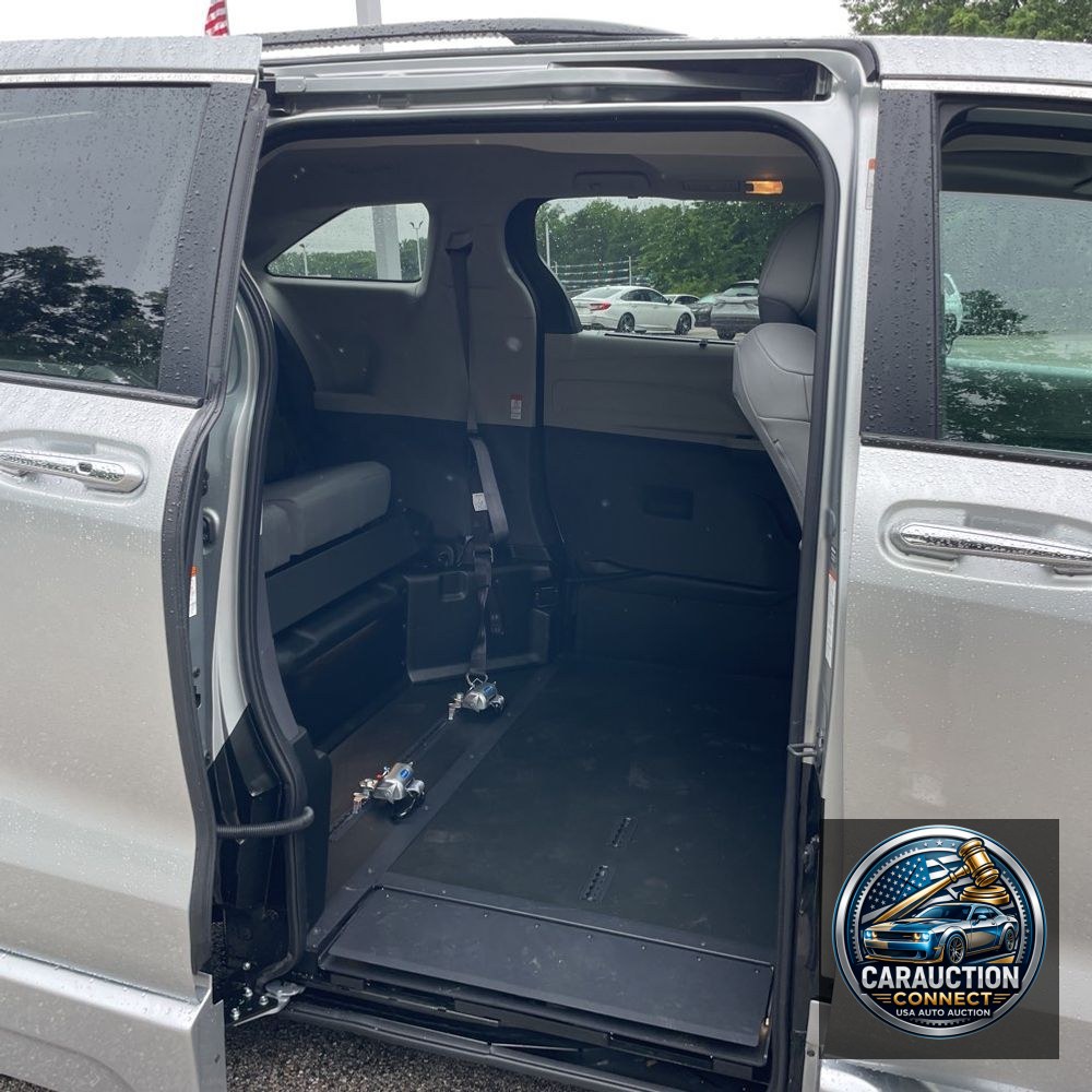 2024 Toyota Sienna XLE 8-Passenger