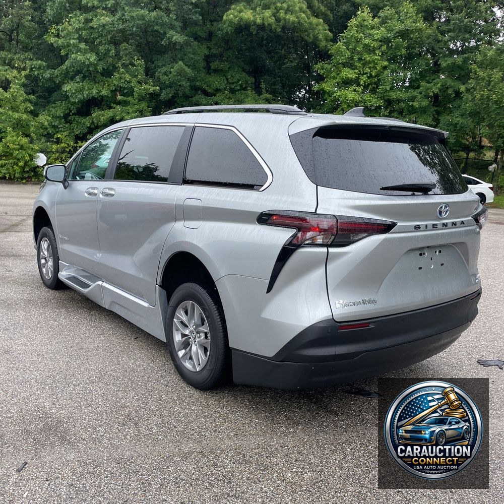 2024 Toyota Sienna XLE 8-Passenger
