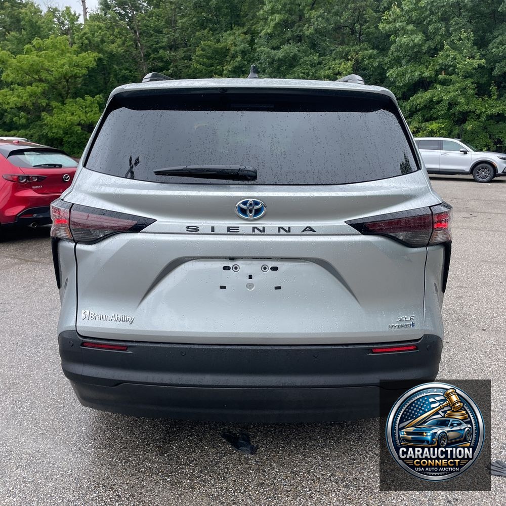 2024 Toyota Sienna XLE 8-Passenger