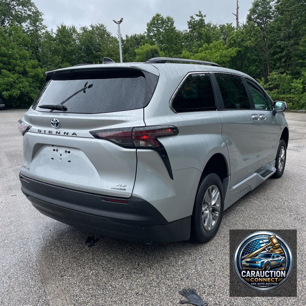 2024 Toyota Sienna XLE 8-Passenger
