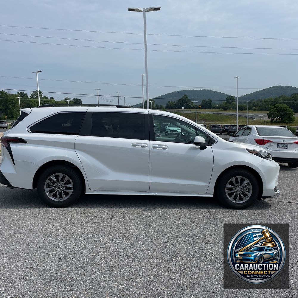 2024 Toyota Sienna XLE 8-Passenger