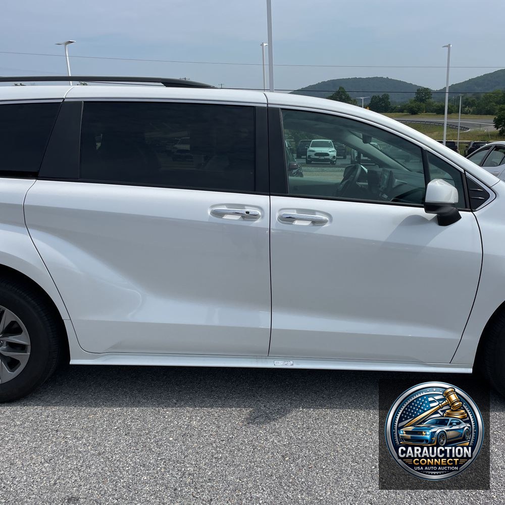 2024 Toyota Sienna XLE 8-Passenger