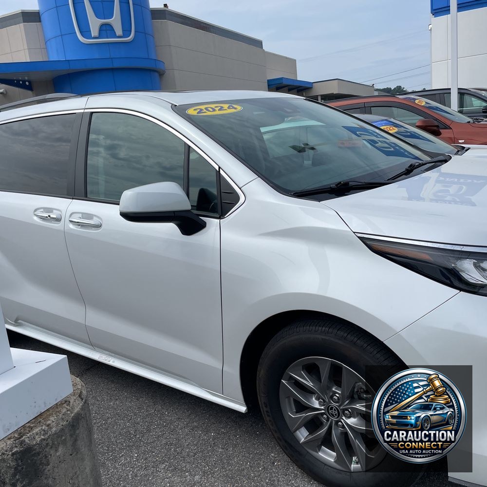 2024 Toyota Sienna XLE 8-Passenger