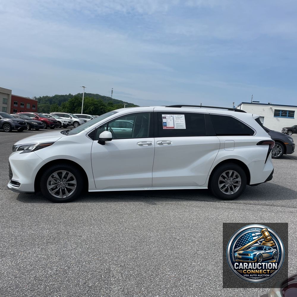 2024 Toyota Sienna XLE 8-Passenger
