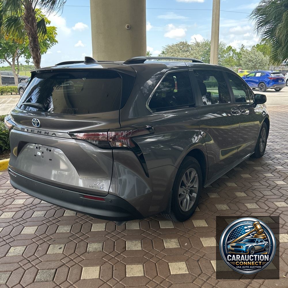2024 Toyota Sienna XLE 8-Passenger