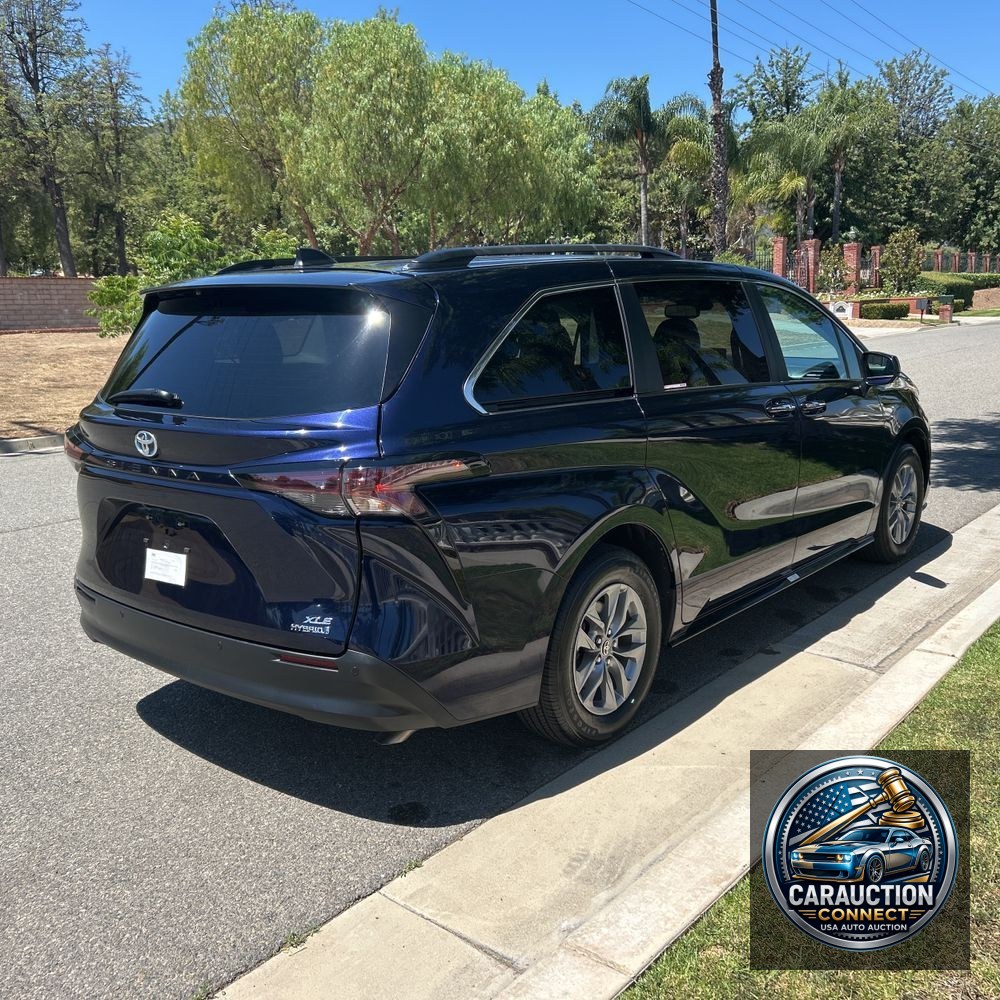 2024 Toyota Sienna XLE 8-Passenger