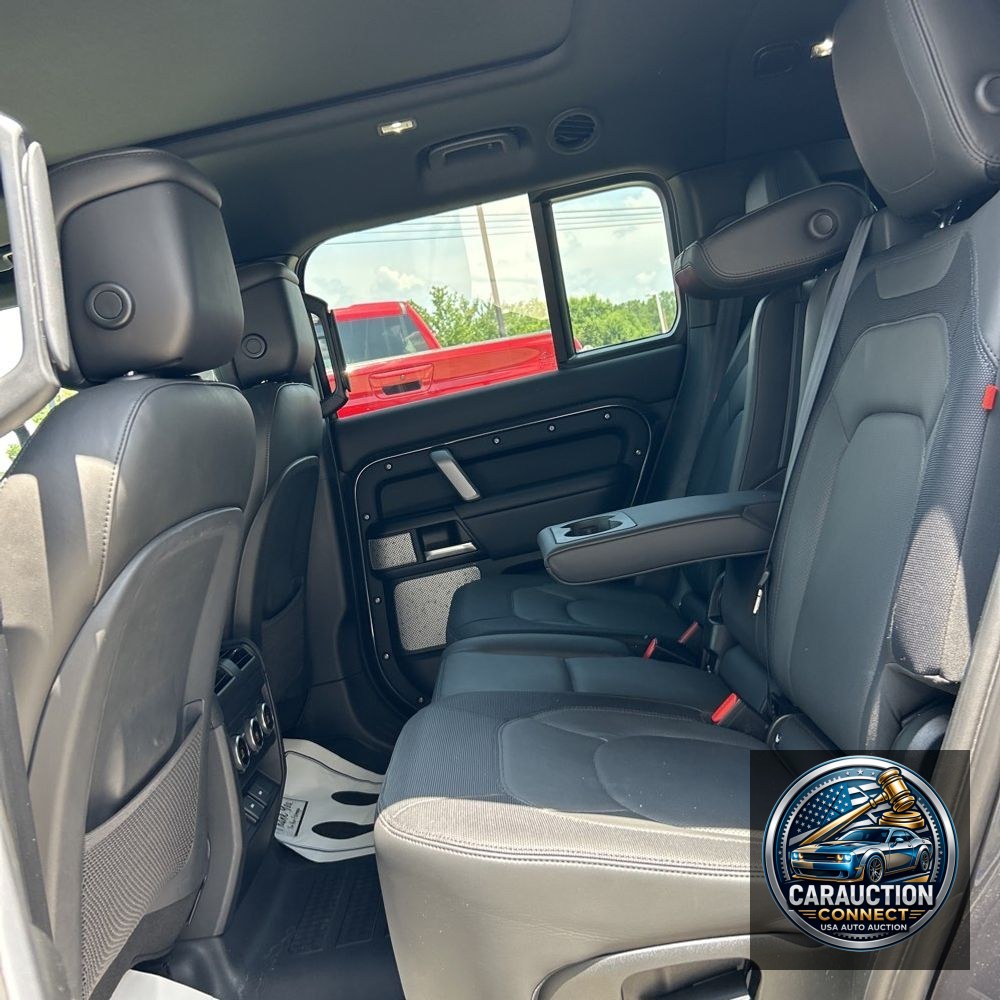 2024 Land Rover Defender 130 P400 Outbound