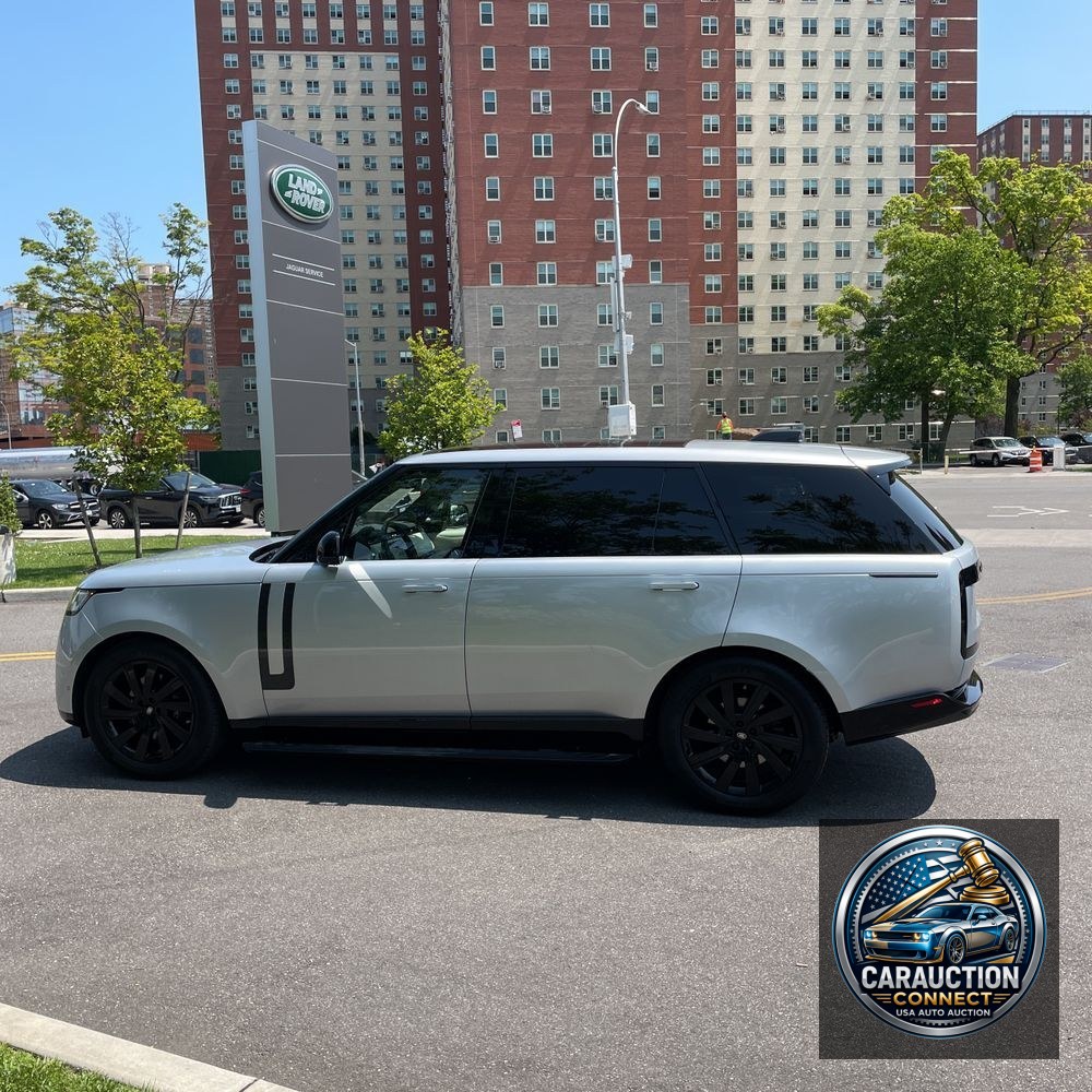 2023 Land Rover Range Rover P400 SE LWB