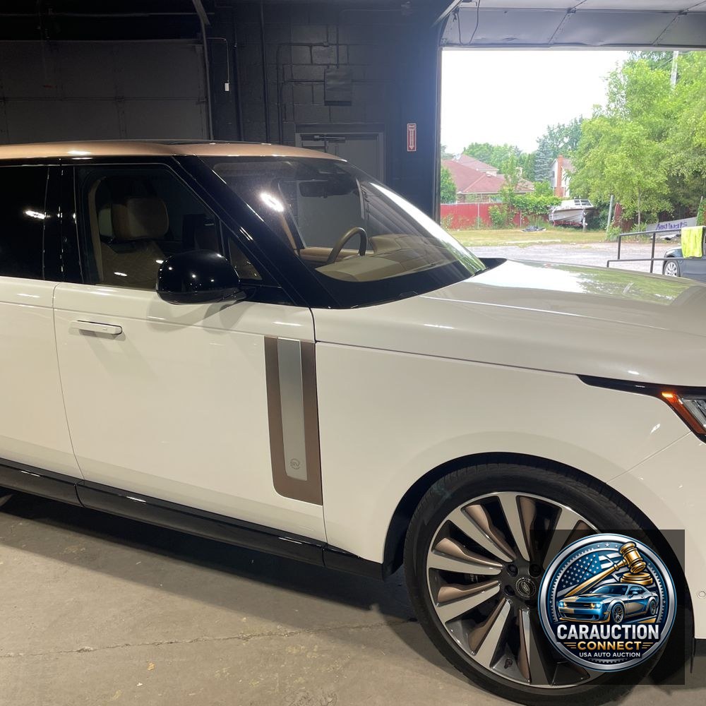 2022 Land Rover SV Base