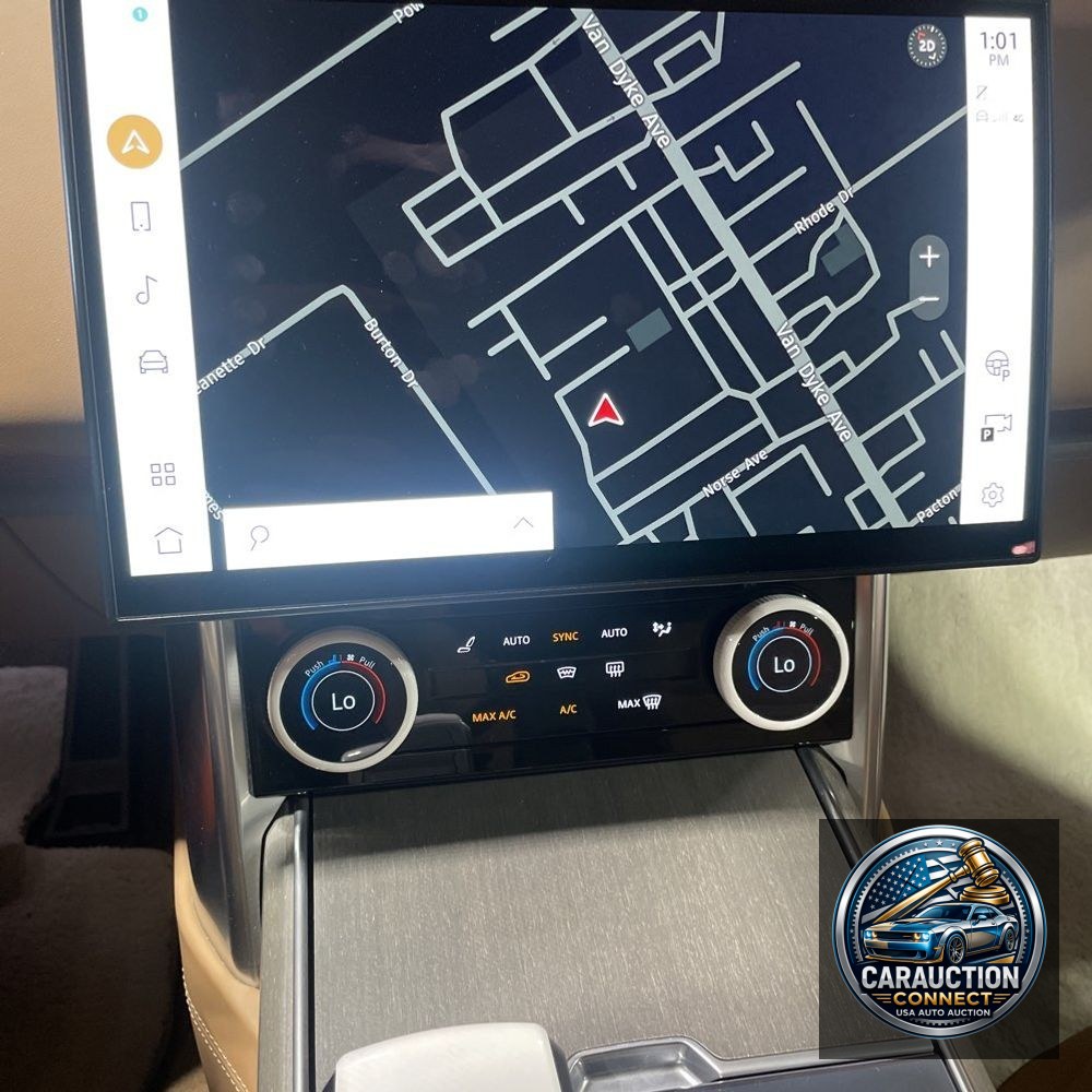 2022 Land Rover SV Base