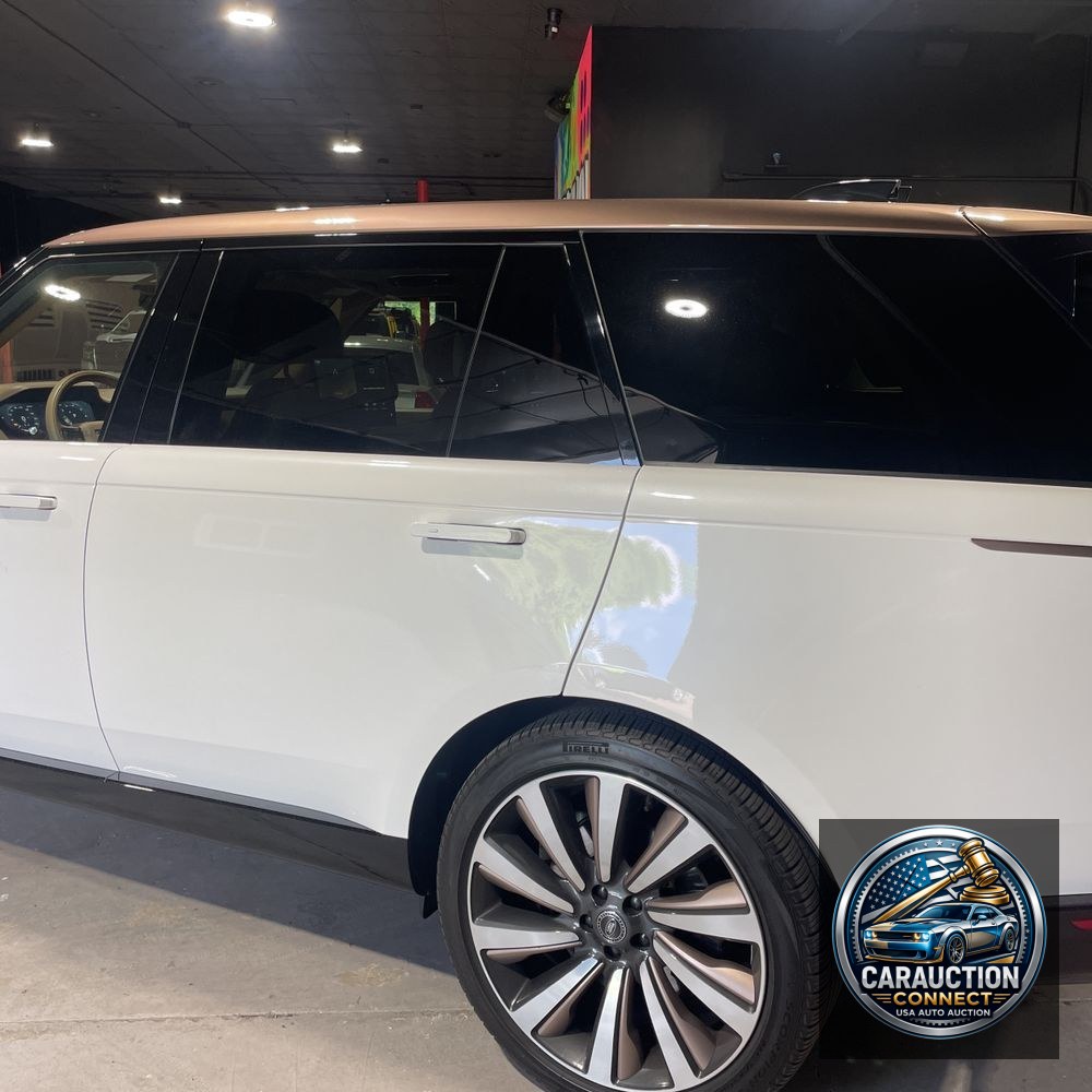 2022 Land Rover SV Base