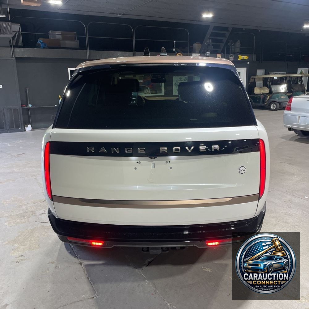 2022 Land Rover SV Base