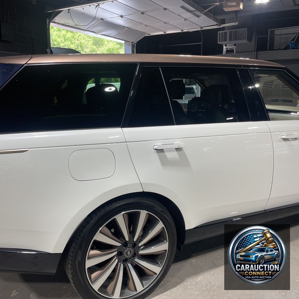 2022 Land Rover SV Base