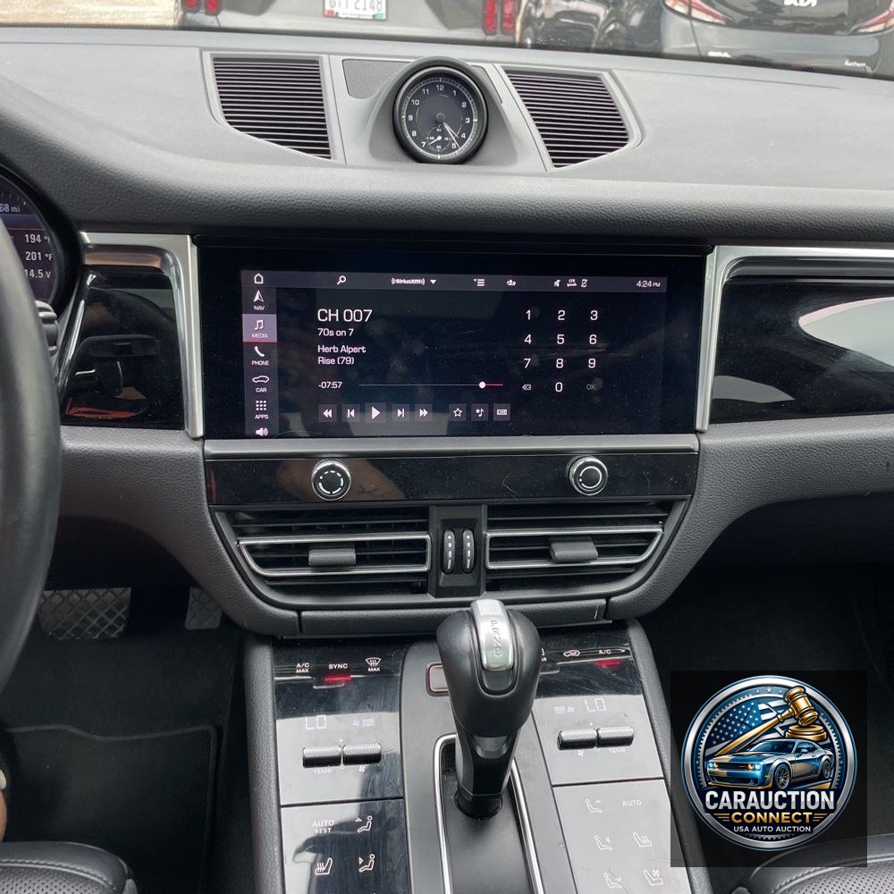 2023 Porsche Macan Base