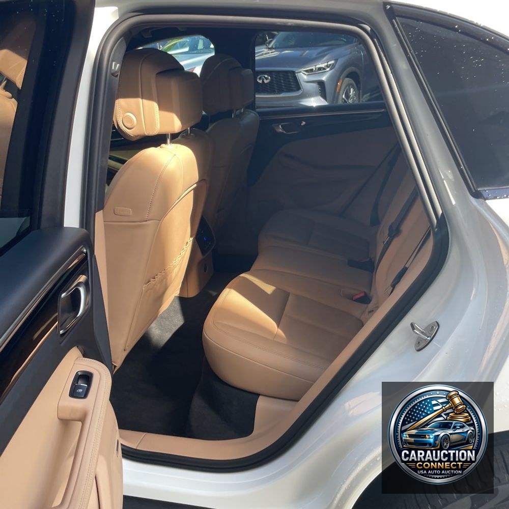 2022 Porsche Macan Base