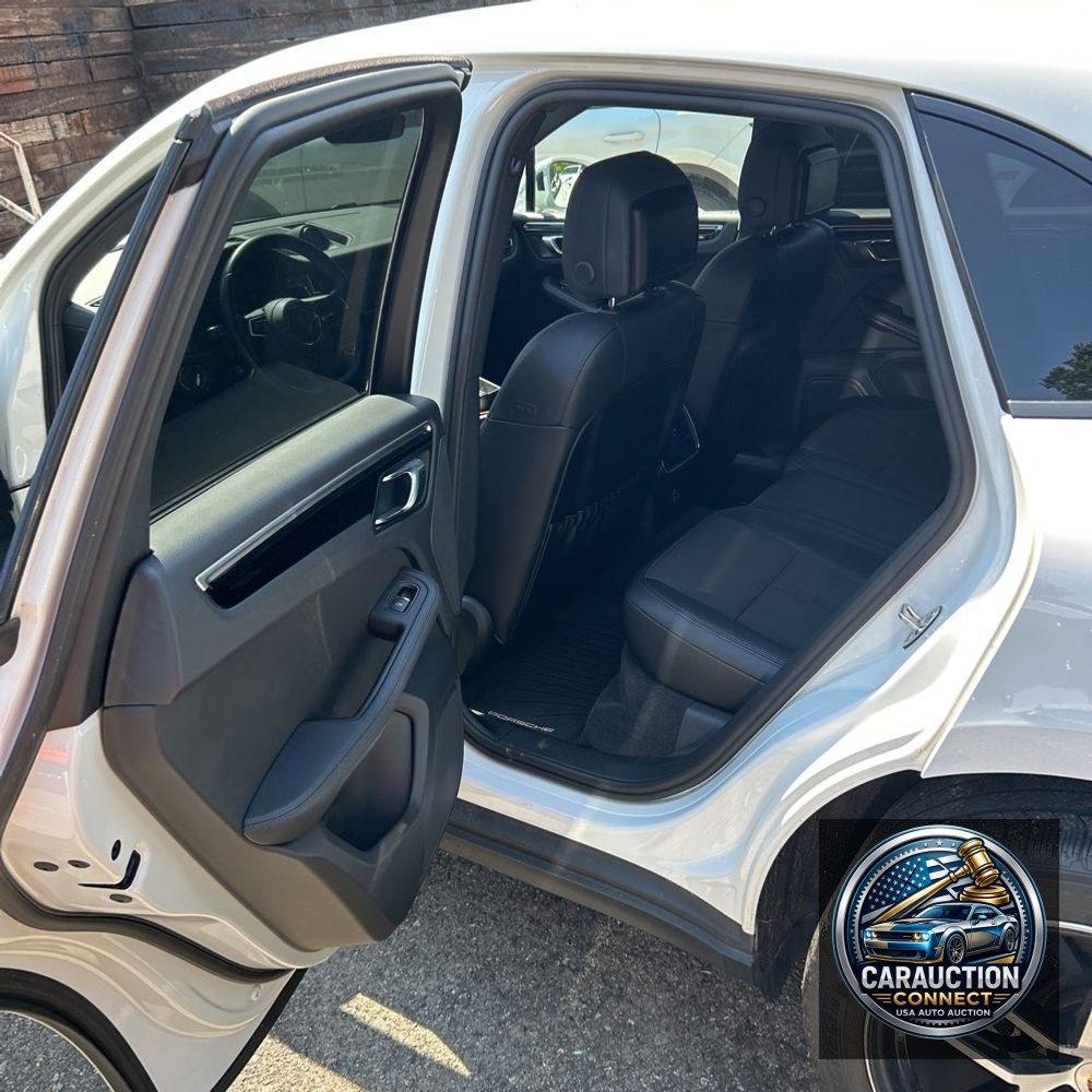 2023 Porsche Macan Base