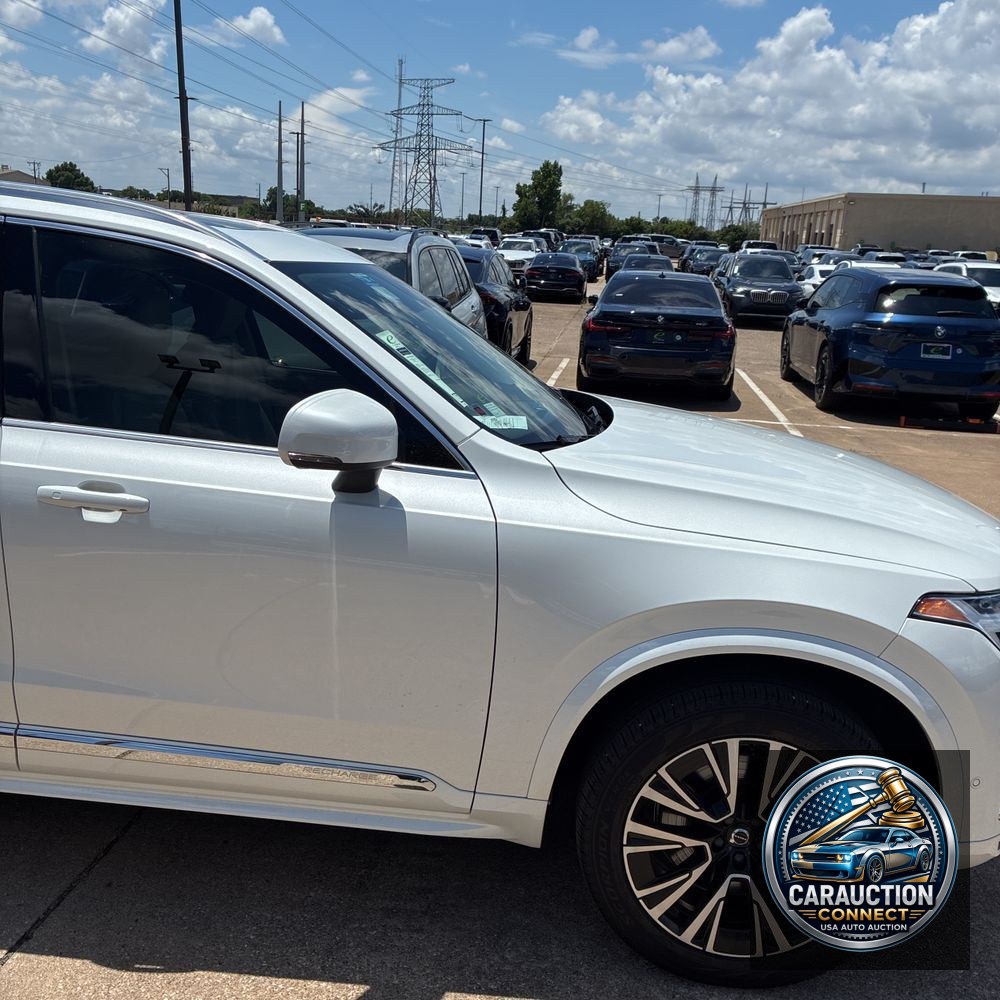 2023 Volvo XC90 T8 - Plus