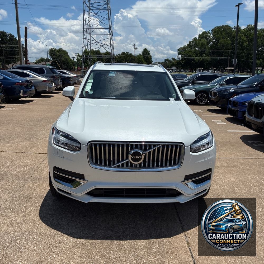 2023 Volvo XC90 T8 - Plus