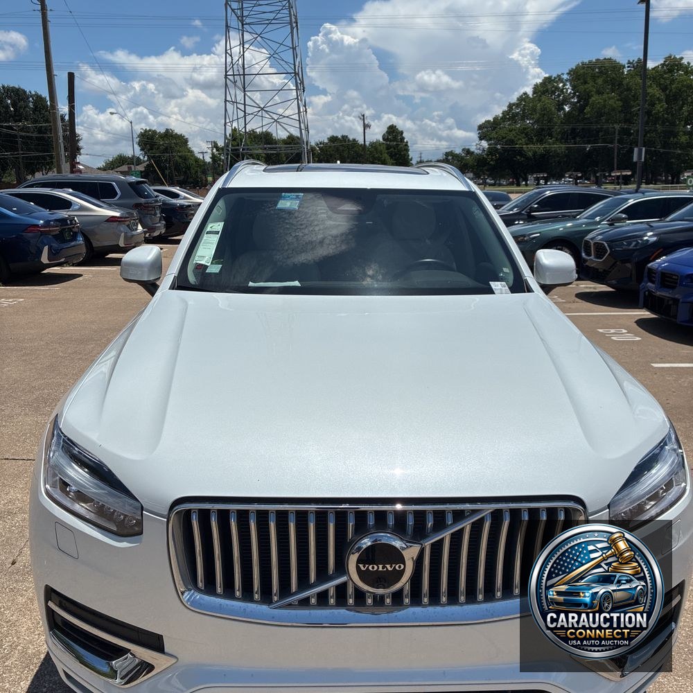 2023 Volvo XC90 T8 - Plus