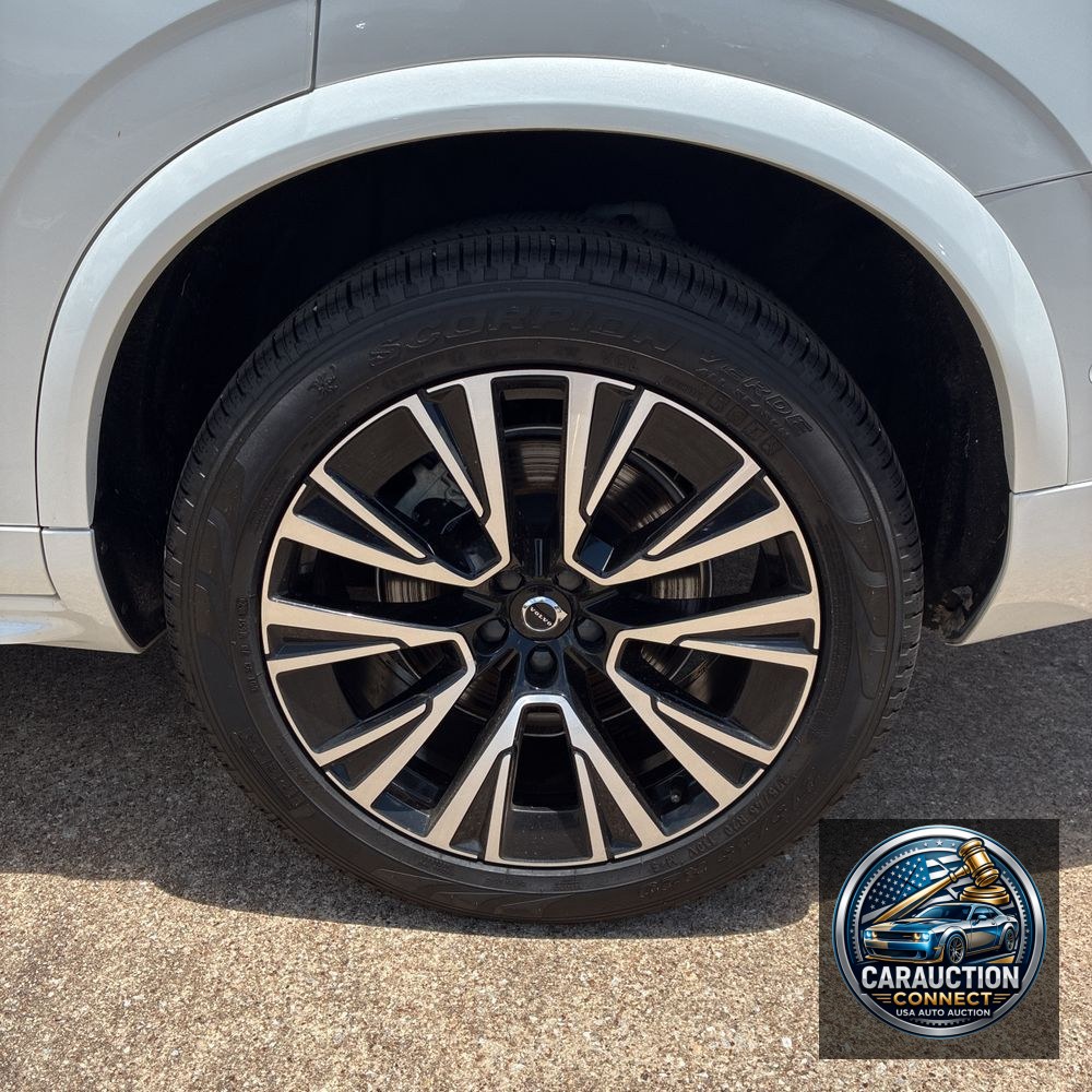 2023 Volvo XC90 T8 - Plus