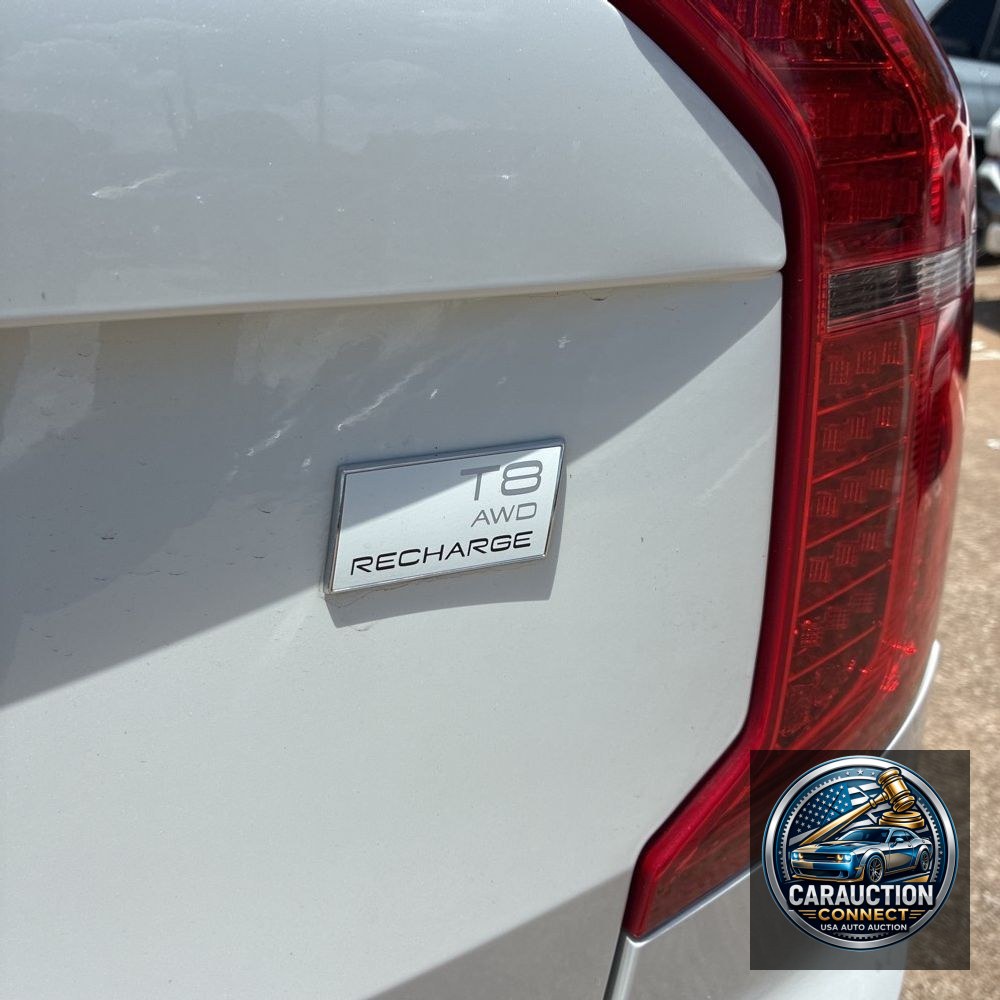 2023 Volvo XC90 T8 - Plus