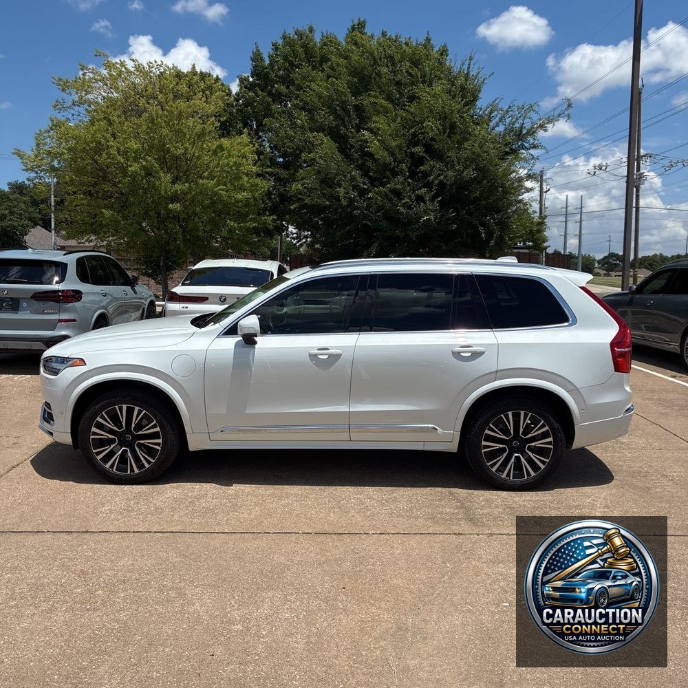 2023 Volvo XC90 T8 - Plus