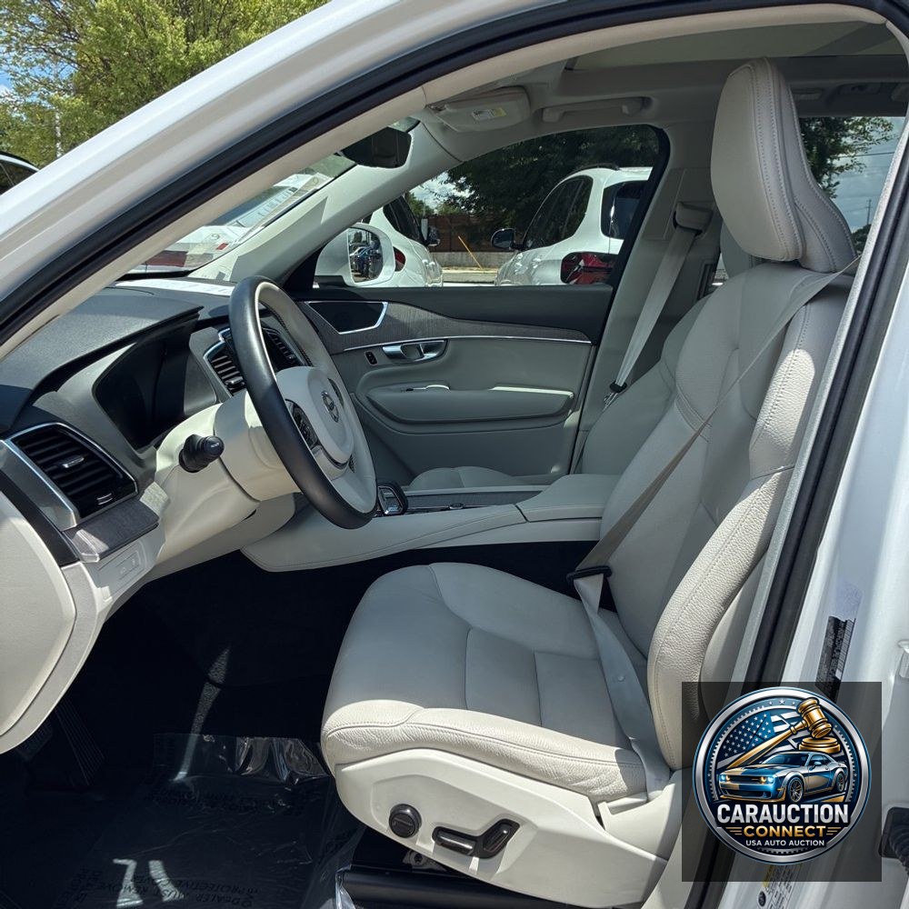 2023 Volvo XC90 T8 - Plus