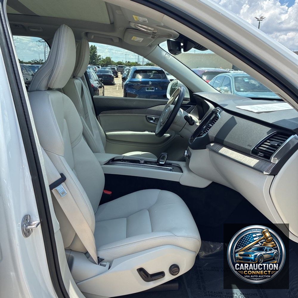 2023 Volvo XC90 T8 - Plus