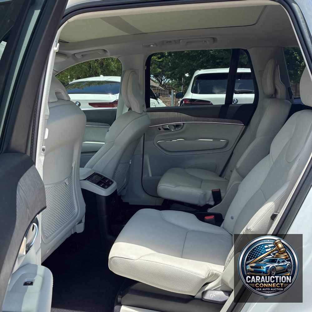 2023 Volvo XC90 T8 - Plus