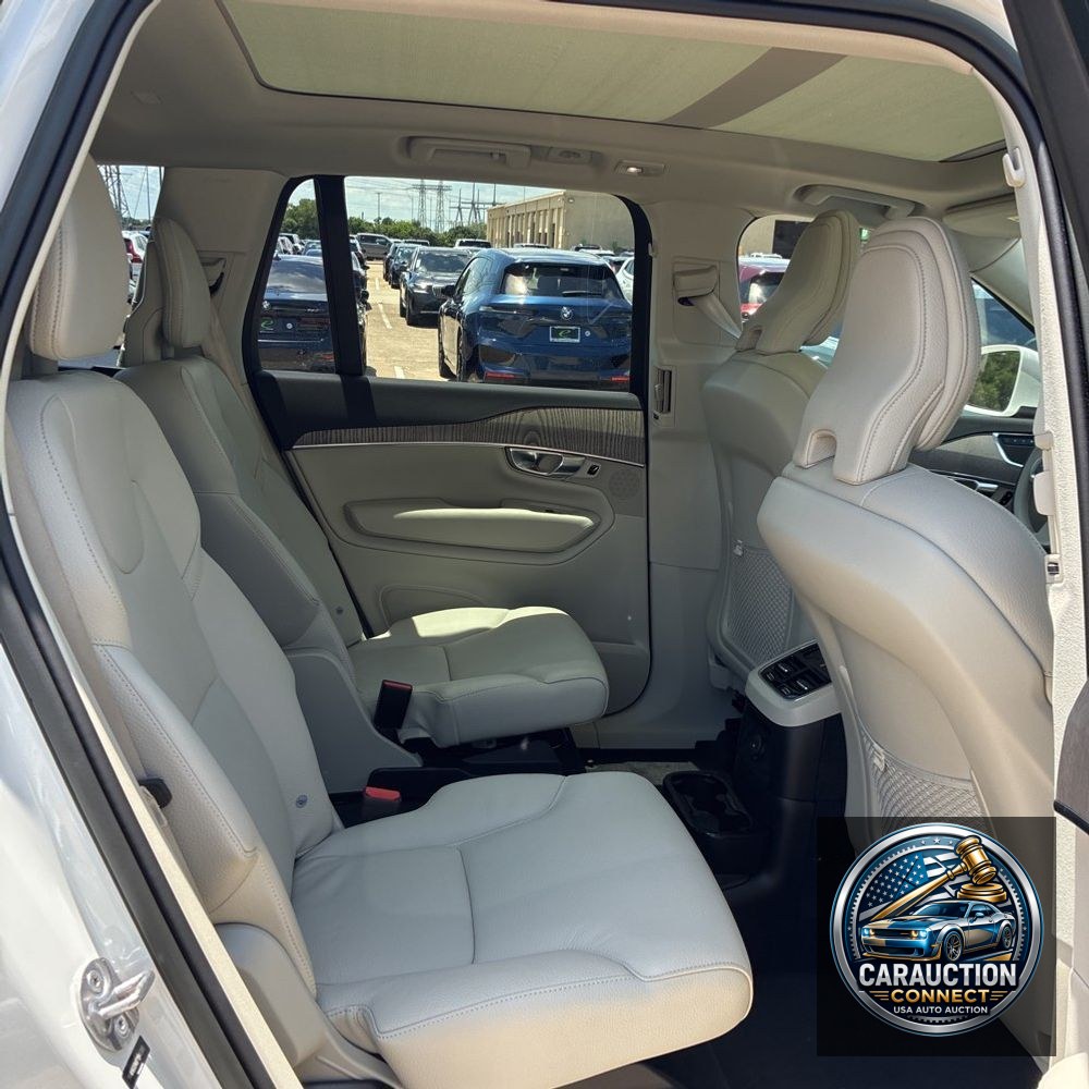 2023 Volvo XC90 T8 - Plus
