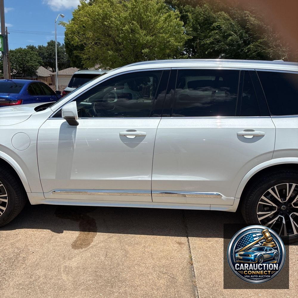 2023 Volvo XC90 T8 - Plus