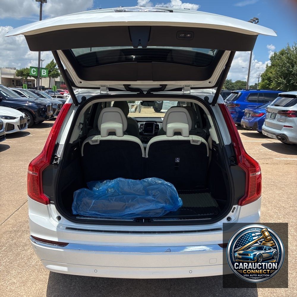 2023 Volvo XC90 T8 - Plus
