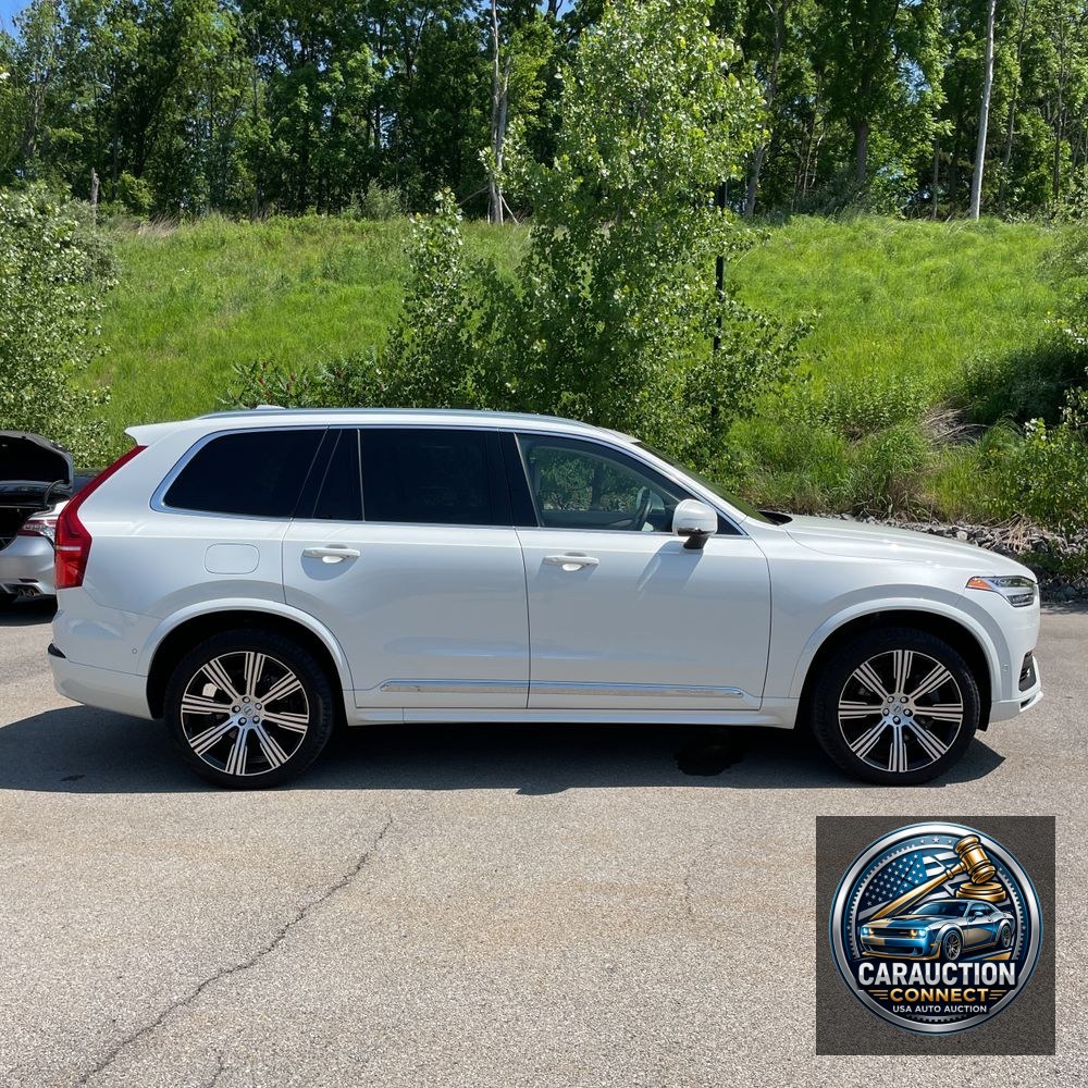 2023 Volvo XC90 T8 - Plus
