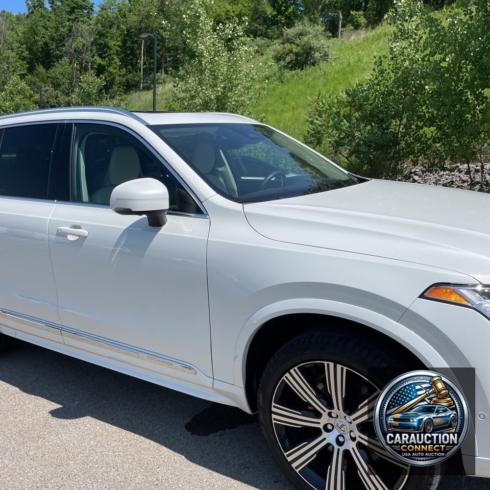2023 Volvo XC90 T8 - Plus