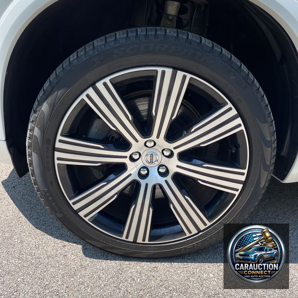 2023 Volvo XC90 T8 - Plus