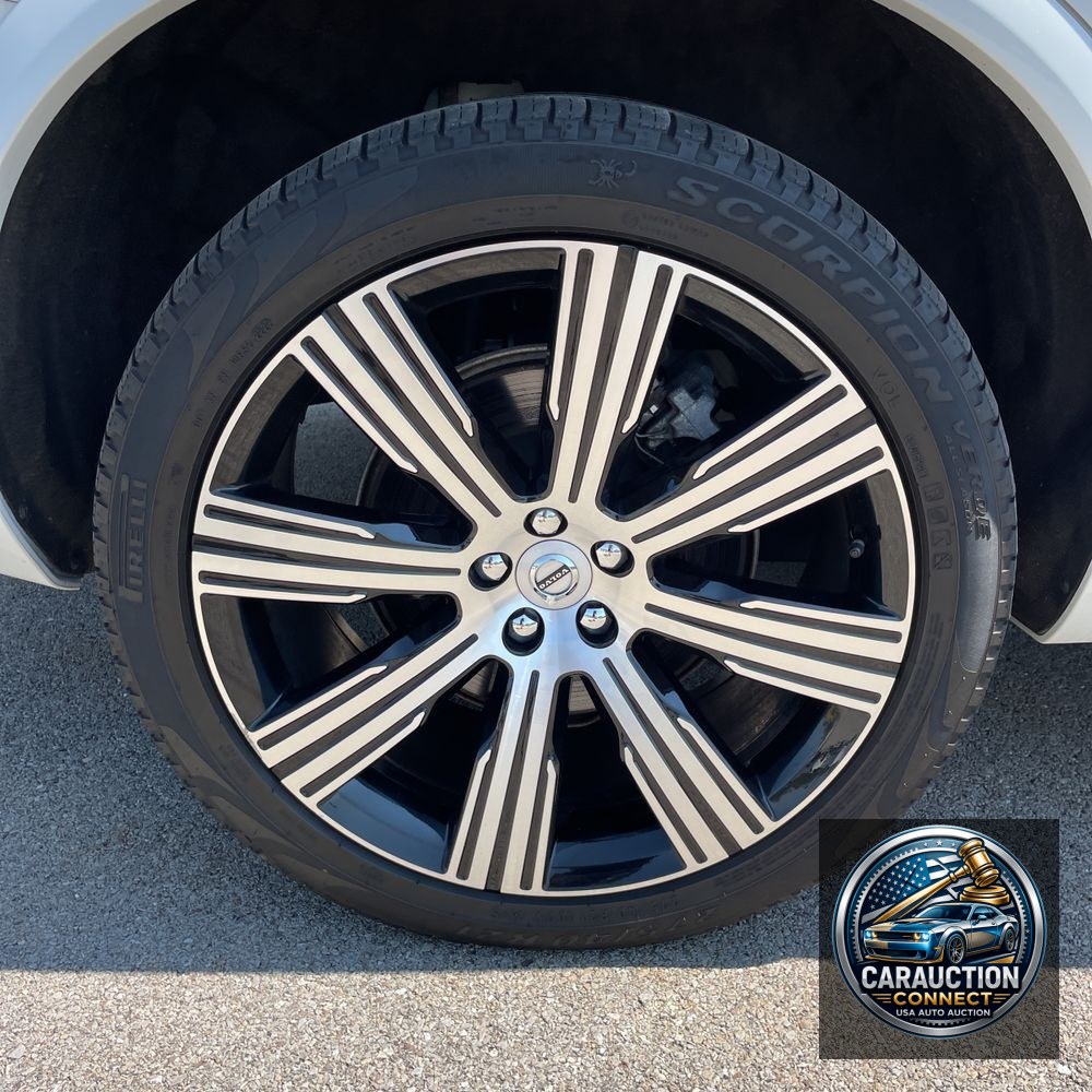 2023 Volvo XC90 T8 - Plus