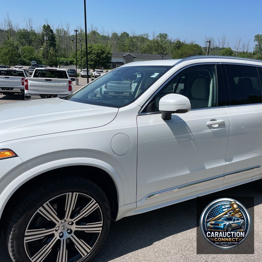 2023 Volvo XC90 T8 - Plus