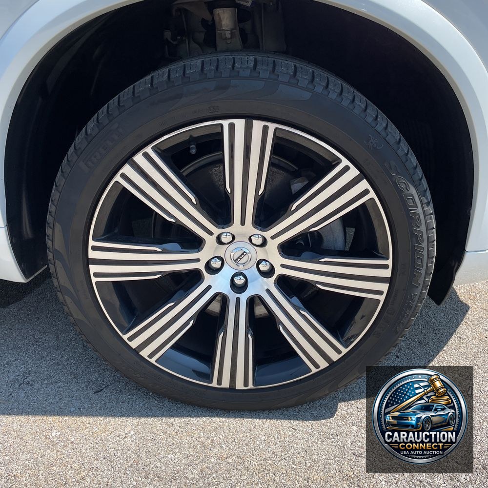 2023 Volvo XC90 T8 - Plus