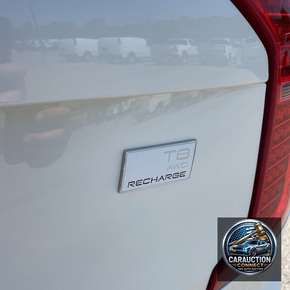 2023 Volvo XC90 T8 - Plus
