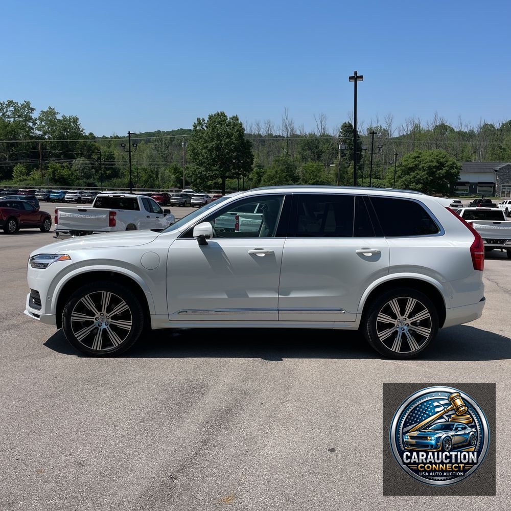 2023 Volvo XC90 T8 - Plus